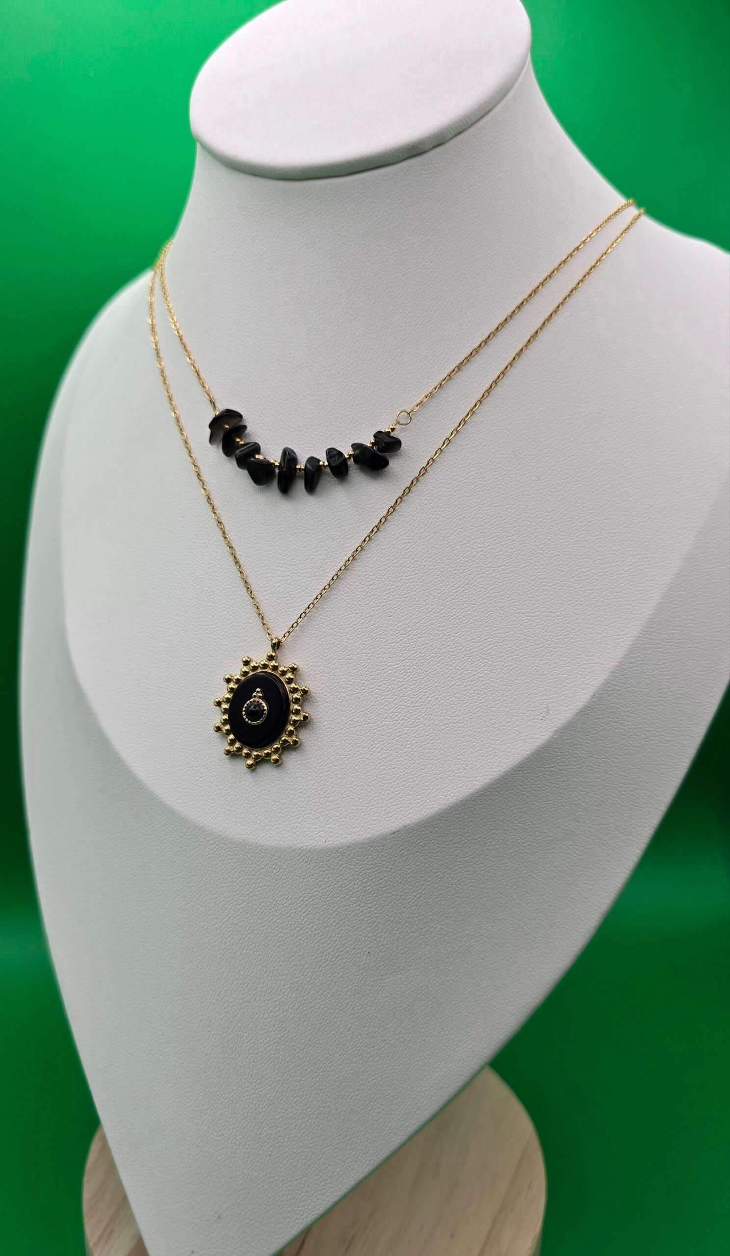 Colar Escudo Dourado